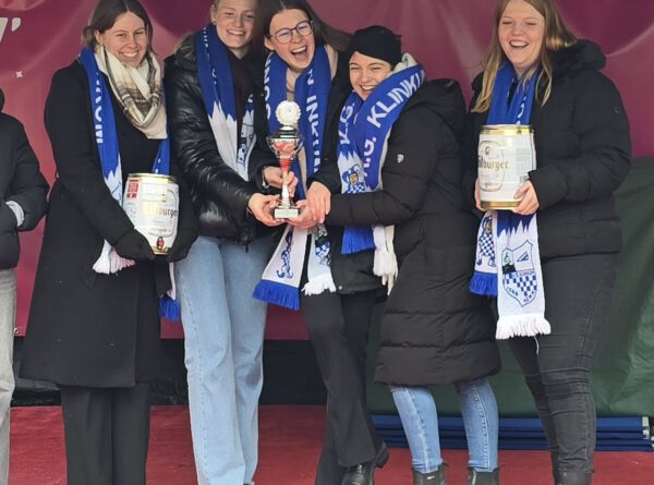 Stolze Leistung beim Jecken Bierkasten-Curling: Team 2 der KG Sonn Männ 1951 e.V. erkämpft sich den zweiten Platz!